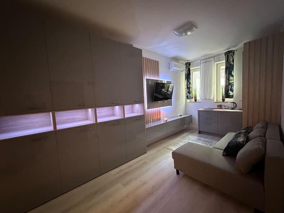 Cozy 1 Bedroom Apartment! 布加勒斯特 外观 照片